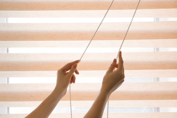 illustrating How to lower Blinds with 4 strings with hands