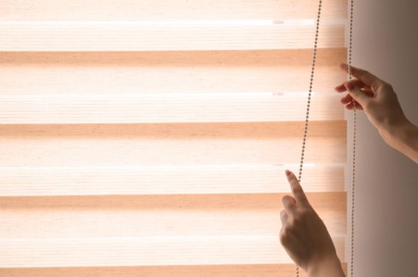 Illustrating how to open Blinds with 4 strings